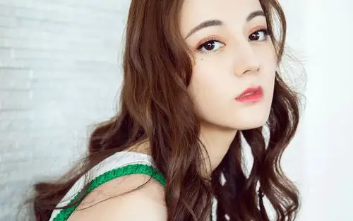 迪丽热巴性感甜美写真桌面壁纸