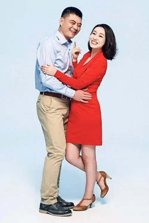 受欢迎的丈夫被抛弃嫁给了秦海璐现在她和儿子独自生活