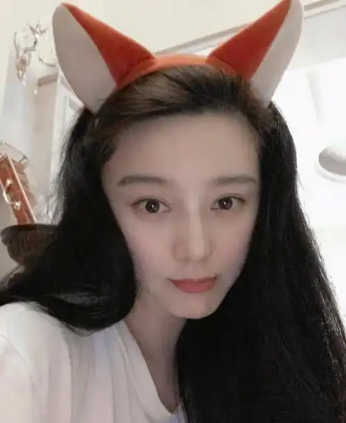 范冰冰情人节晒素颜自拍,戴小狐狸发箍卖萌咬唇秀性感