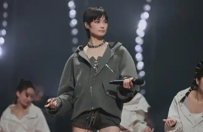 40岁的李宇春状态超好!广州演唱会万人为她庆生