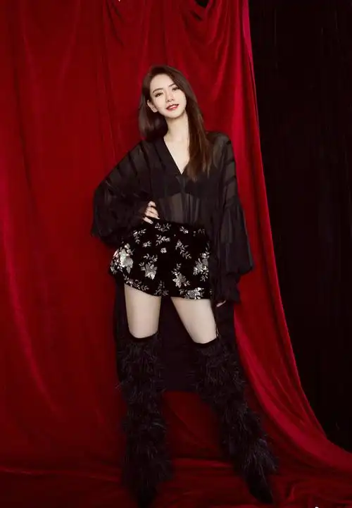 戚薇露出大长腿性感撩人,在机场上演禁欲风!_【快资讯】