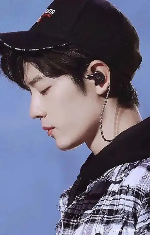 肖战的侧颜,绝美的下颚,隔着屏幕的精致感