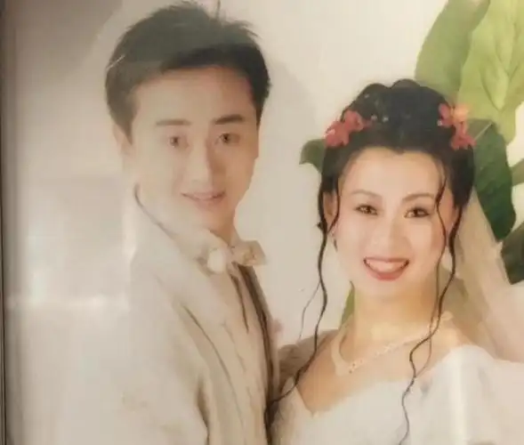 海燕结婚24周年晒全家福和老公同框像两代人戏里竟是婶侄