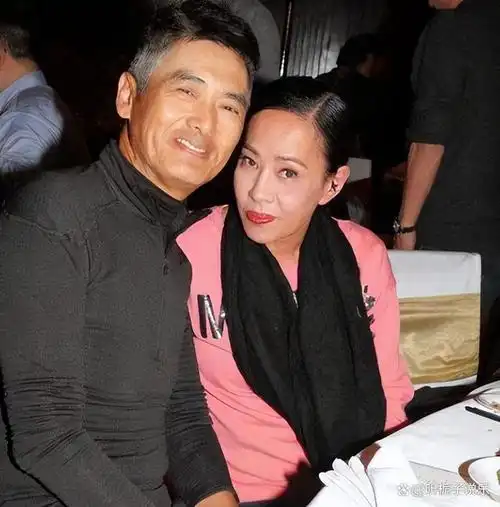 68岁周润发携妻子走红毯陈荟莲造型引热议夫妻36年无一儿半女