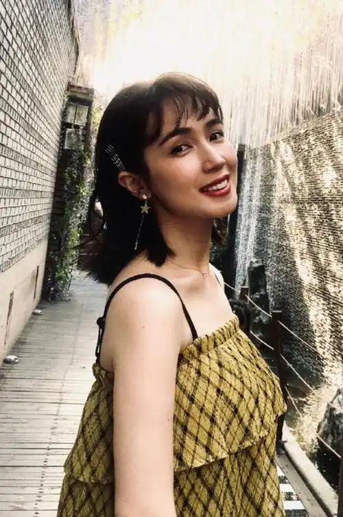 还记得黑涩会美眉的小薰吗?今30岁浓妆艳抹,美出了新境界!