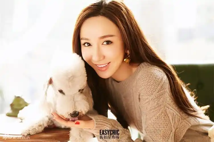 [3月9日]娄艺潇西装大片美帅有范 与萌宠同框超甜[11p]