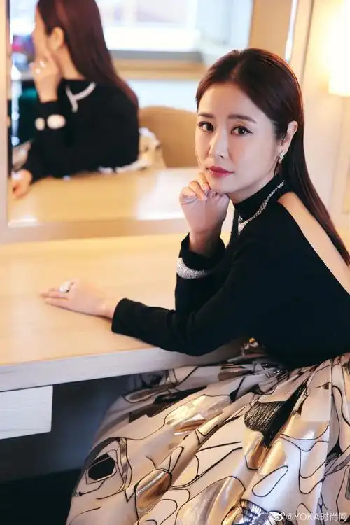 直发红唇拼接长尾,戳人～@林心如#y星闻