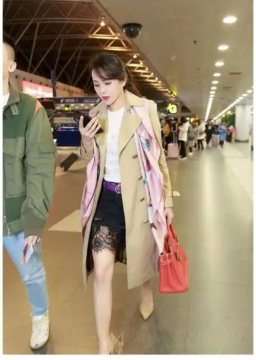 张嘉欣|60岁庾澄庆晒全家合照,和小14岁妻子带子女游玩,生活滋润