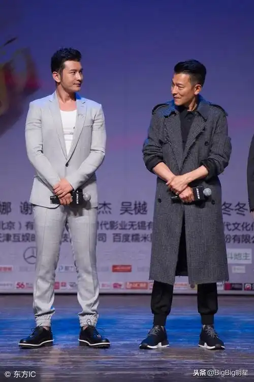 黄晓明与刘德华合影 两人同框 网友:谁谎报身高一目了然