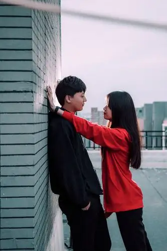 刚在一起的情侣