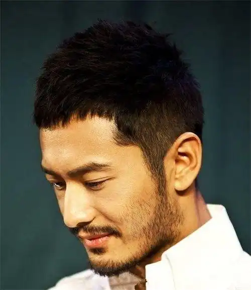 留着小胡子的男明星,吴秀波优雅,陈伟霆成熟,他最邋遢!