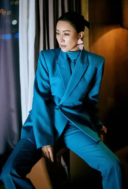 52岁那英穿西装真美,孔雀蓝西装配丸子头时髦减龄,哪像年过半百_新