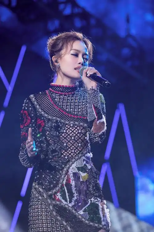 容祖儿东方音乐风云榜荣获"双料"大奖 现场献唱《重生》