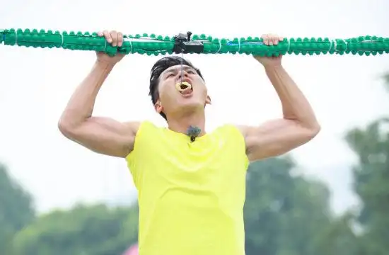 《跑男》李晨赤膊上阵秀肌肉