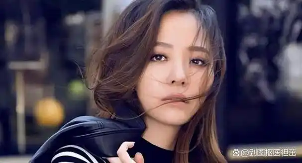 导语:张靓颖,这位因独特海豚音而征服音乐界的女神,在感情的波澜中