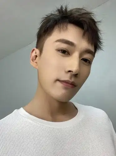 时装官方让刘学义教人表情管理?再现迷之角度丑自拍,粉丝狂晒图