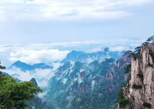 黄山,古称徽山,位于中国安徽省黄山市,以其秀美的自然风光和博大精深