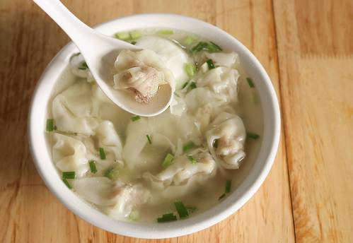 这家24小时营业的馄饨店,是新街口附近夜猫子的深夜食堂.