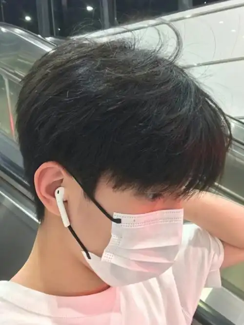 中分的男生烫发发型图片_小红书