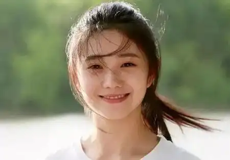 易烊千玺喜欢一见钟情的女生吗(原来易烊千玺喜欢并表白的女孩是这