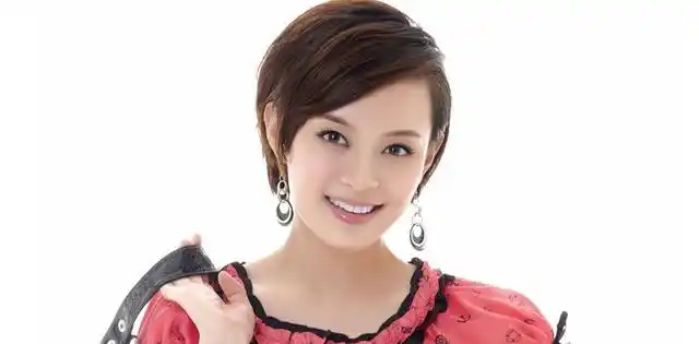 孙俪2月27日下午在自己的社交网站上发布了一张,她8岁大的女儿小花在