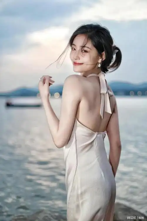 礁石上的美人鱼许佳琪