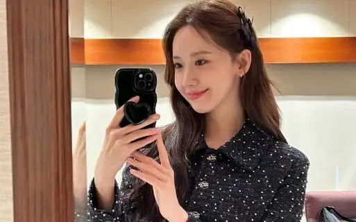 林允儿新发布自拍照