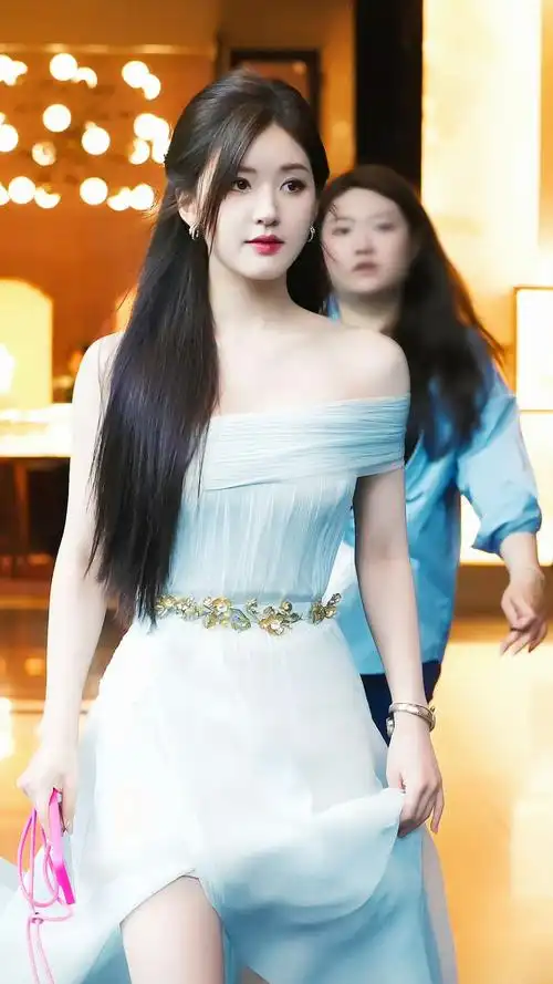 赵露思白色斜肩开衩长裙造型,这状态行走的生图王者呀!