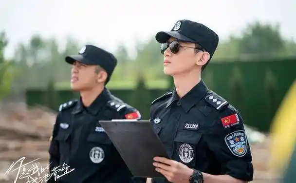 《你是我的城池营垒》白敬亭和警服太般配,钢铁直男追妻太好磕_米卡