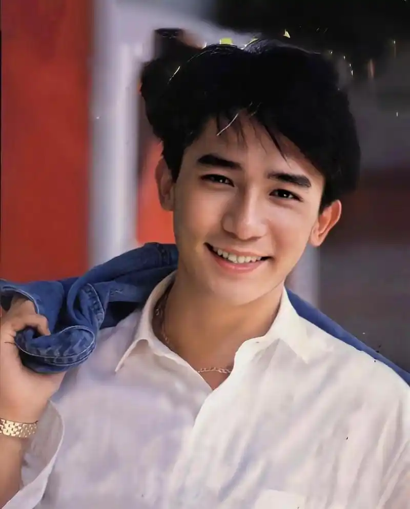 梁朝伟年轻时不是特别帅,属于大众脸,但是身上却散发出迷人的气质,这