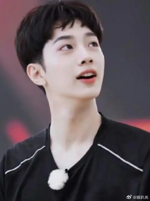 近日,据八卦媒体方面的消息表示,艺人赖冠霖与女友一起逛街约会,两人