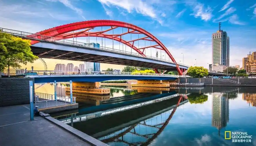 改建完成后的金钢桥造型新颖,壮丽,犹如一道飞跨海河两岸的"彩虹".