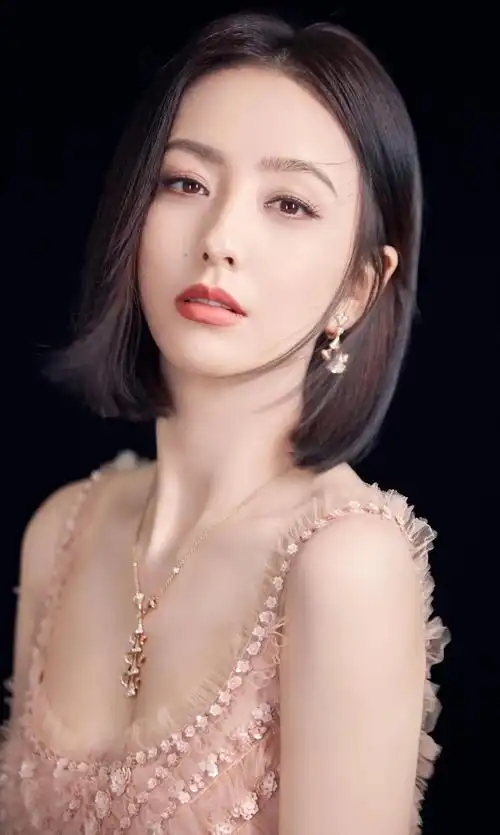 佟丽娅娇艳美照,芳菲妩媚,时尚魅力,楚楚动人!__财经头条