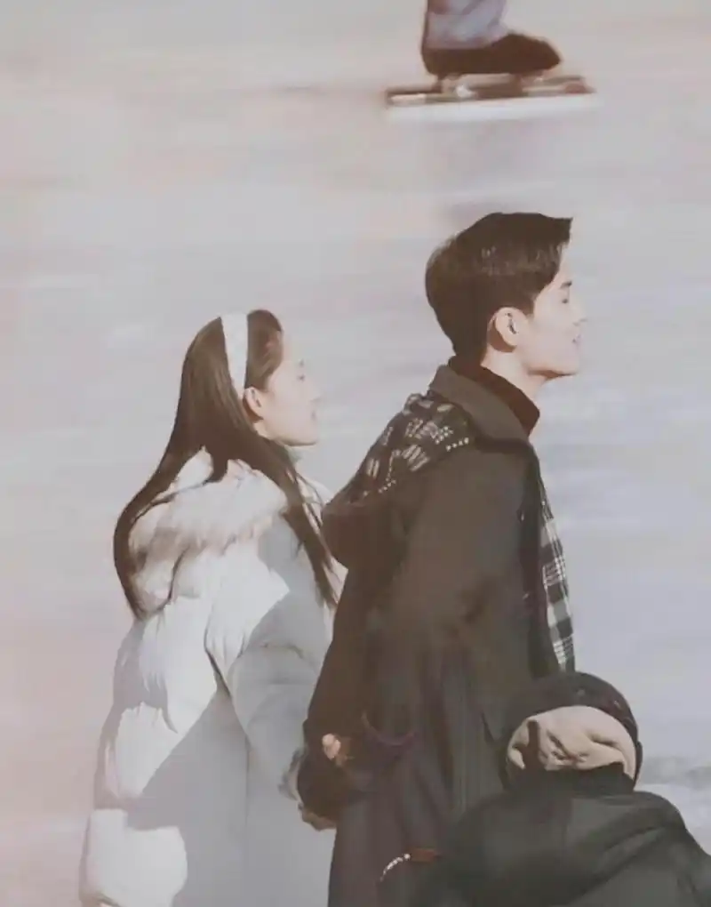 肖战李沁《梦中的那片海》滑冰路透合影,气氛十足!