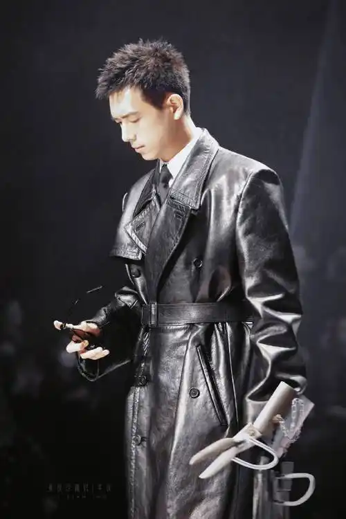 内场独特的造型搭配风格】李现的内场走秀挺特别的,造型很酷很霸气