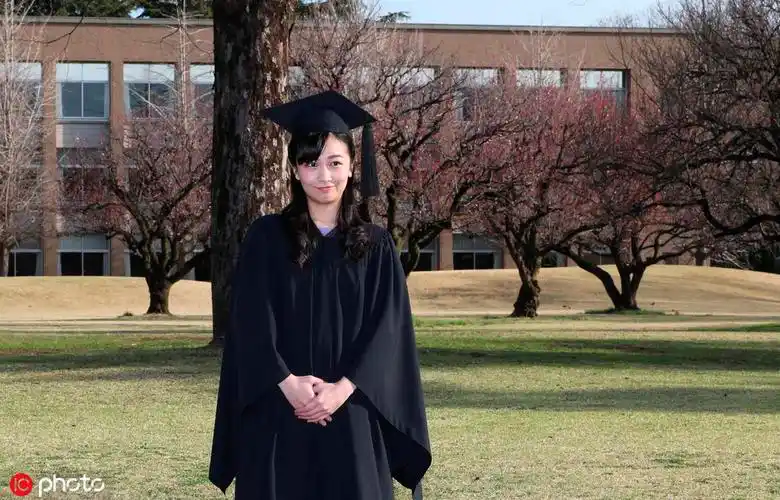 日本佳子公主大学毕业穿学士服拍照温婉可人2