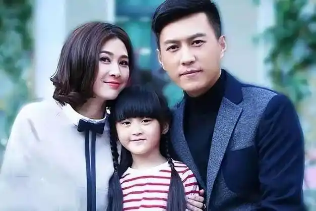 造型小知识:白色圆领黑色领结优点:青春活力,文艺气质靳东一家三口的