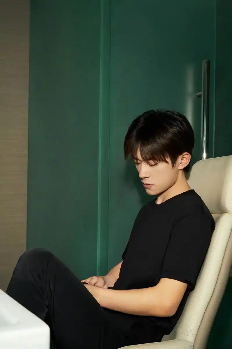 🔮塔罗占卜易烊千玺目前的感情状况 牌上看,应该 - 抖音