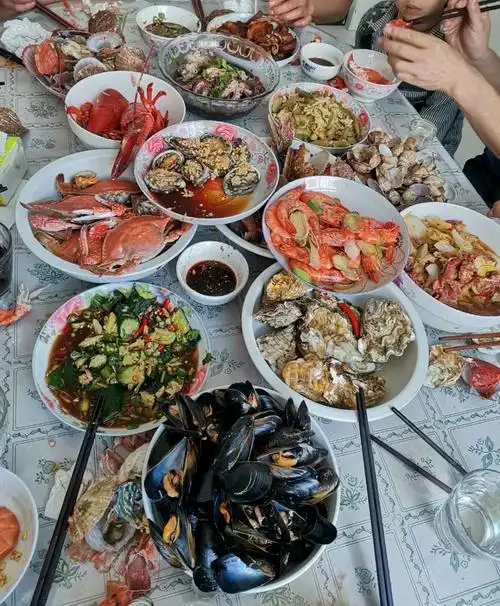 最后,爸爸的战友把买的海鲜做成了一顿海鲜大餐,非常丰盛
