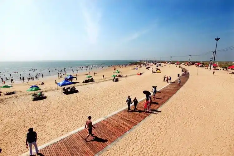 面向大海,扑进金帛海滩的怀抱,在属于自己的海滨休闲度假.