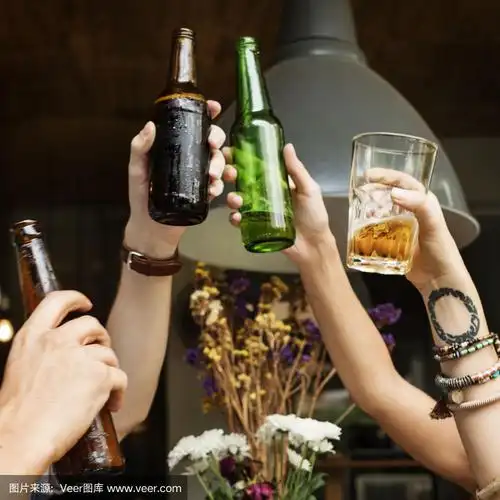 友情聚餐喝酒干杯概念