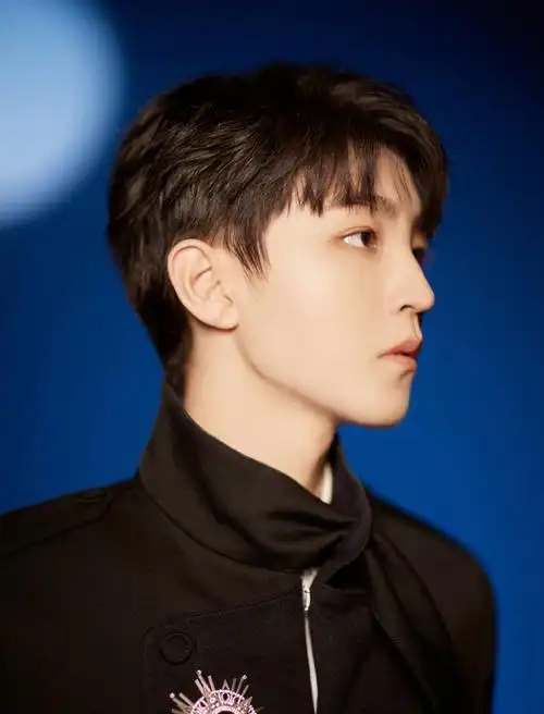 王俊凯少年气质帅气写真