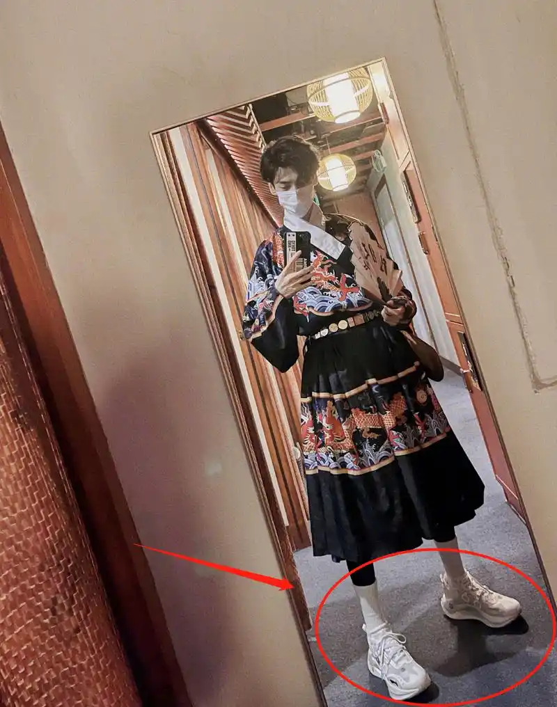 罗云熙带火了一种穿搭叫"上面汉服,下面运动鞋",潇洒又帅气