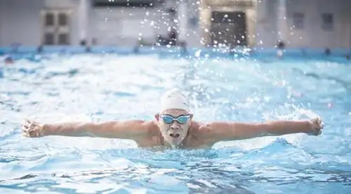 77岁大爷坚持游泳 浑身肌肉胜似"小鲜肉"