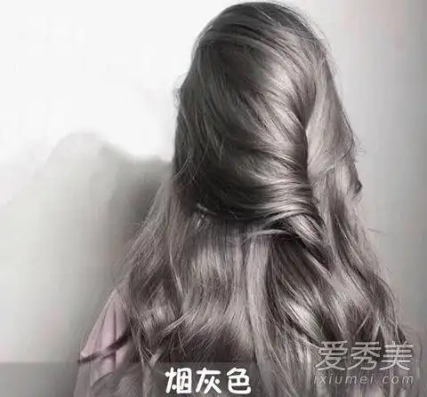 首页 美发 发型 青木亚麻灰,属於现在年轻潮人很喜欢的一个颜色,名字