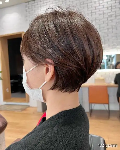 女人过了50岁,最火的还是剪短发,利落时尚有气质