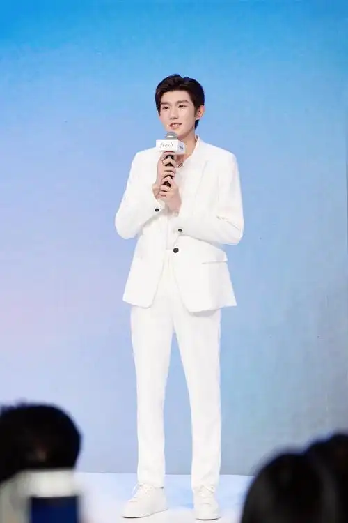 王源现身上海某活动  纯白西装造型彰显独特魅力