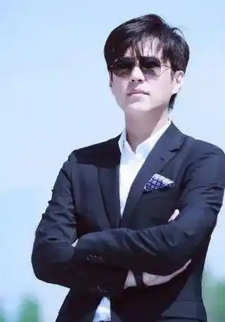 才被越来越多的观众喜欢,不可否认的是,因为年龄及颜值的关系,靳东