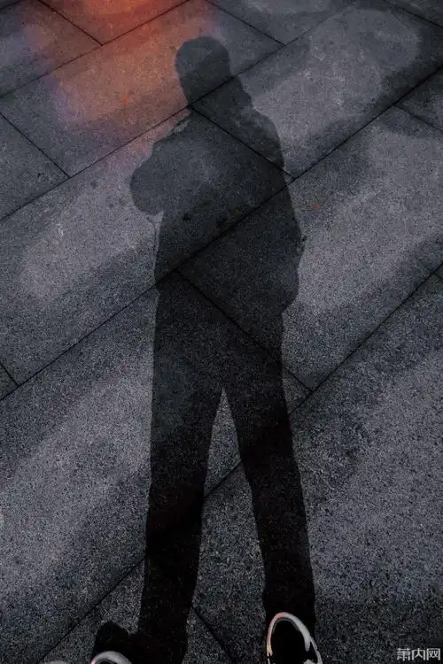 只有路灯和影子陪着最孤独的照片,影子都是自己一个人的