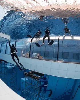 世界上最深的游泳池有多恐怖